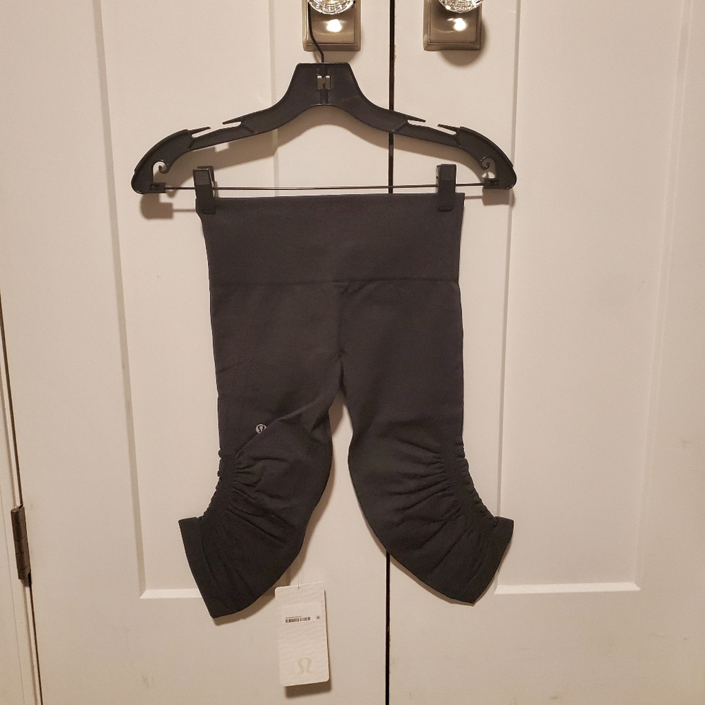LULULEMON IN THE FLOW CROP II Leggings BRAND NEW WITH TAGS Size 4